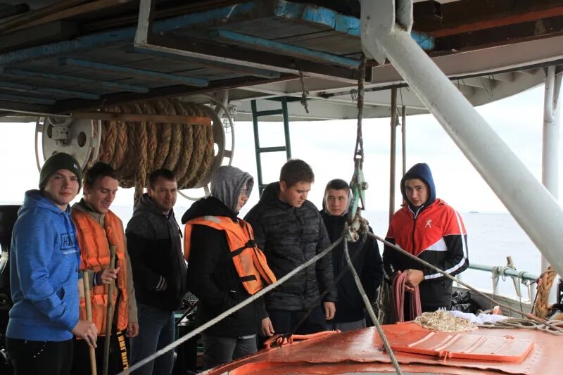 Крузенштерн парусник экипаж. Мир парусник курсанты. Парусник надежда экипаж. Геннадий коломенский капитан барка крузенштерн. Парусник мгу невельского надежда.