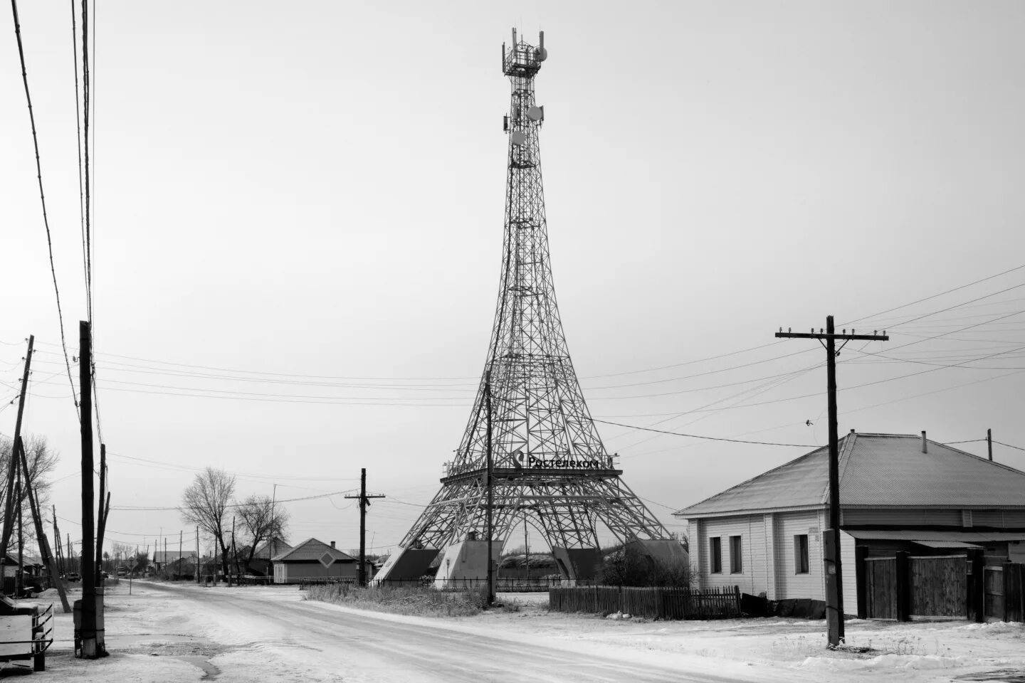 Г париж в россии. Эйфелева башня в селе Париж Челябинской области. Башня Париж Нагайбакский район. Село Париж Челябинская область. Башня в селе Париж Челябинская область.