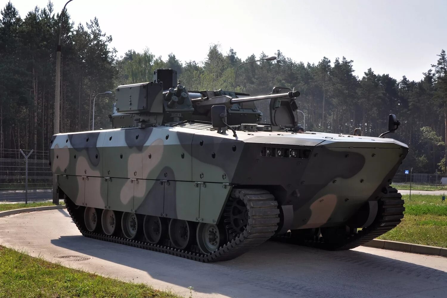 Бронеавтомобиль мзкт-490101. Пол для тренажерного зала. Модульное покрытие для спортзала. Польский стелс танк. Бронеавтомобиль amz dzik.