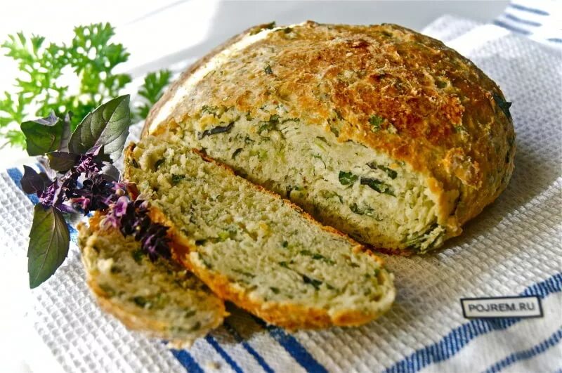 Хлеб чесночный в духовке в домашних условиях. Хлеб с чесноком и зеленью. Чесночный хлеб с зеленью. Хлеб с чесноком и зеленью в духовке. Хлеб с укропом.