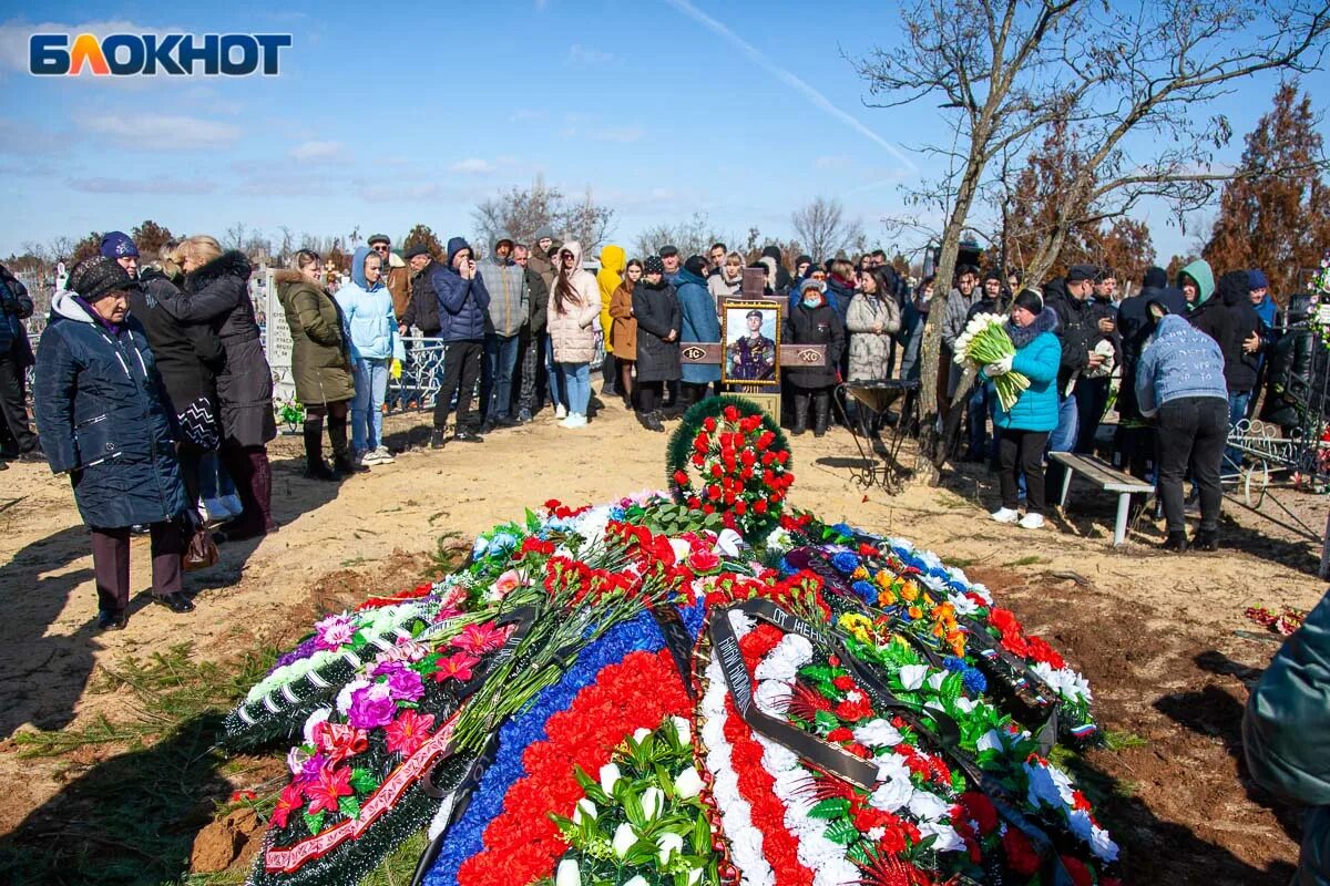 15 апреля 2010. Похороны военнослужащего. Могилы погибших в Украине россиян.