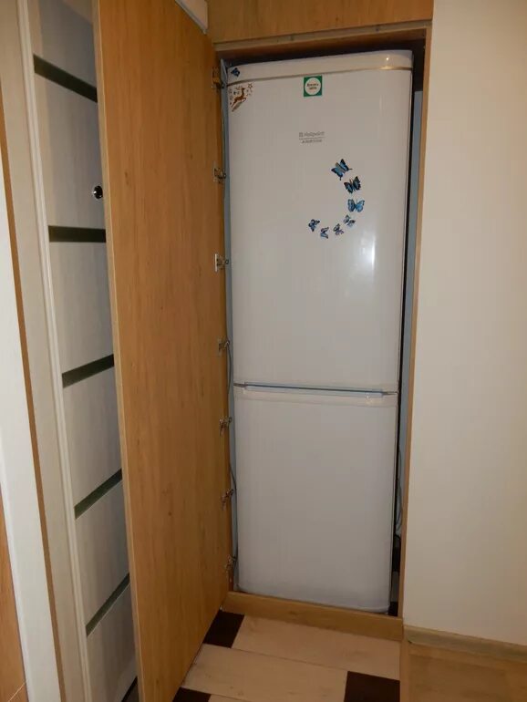 Можно ли холодильник в шкаф. Встроенный холодильник в шкаф в прихожей. Встраиваемый холодильник в коридоре. Холодильник в прихожей. Холодильник встроенный в шкаф в коридоре.
