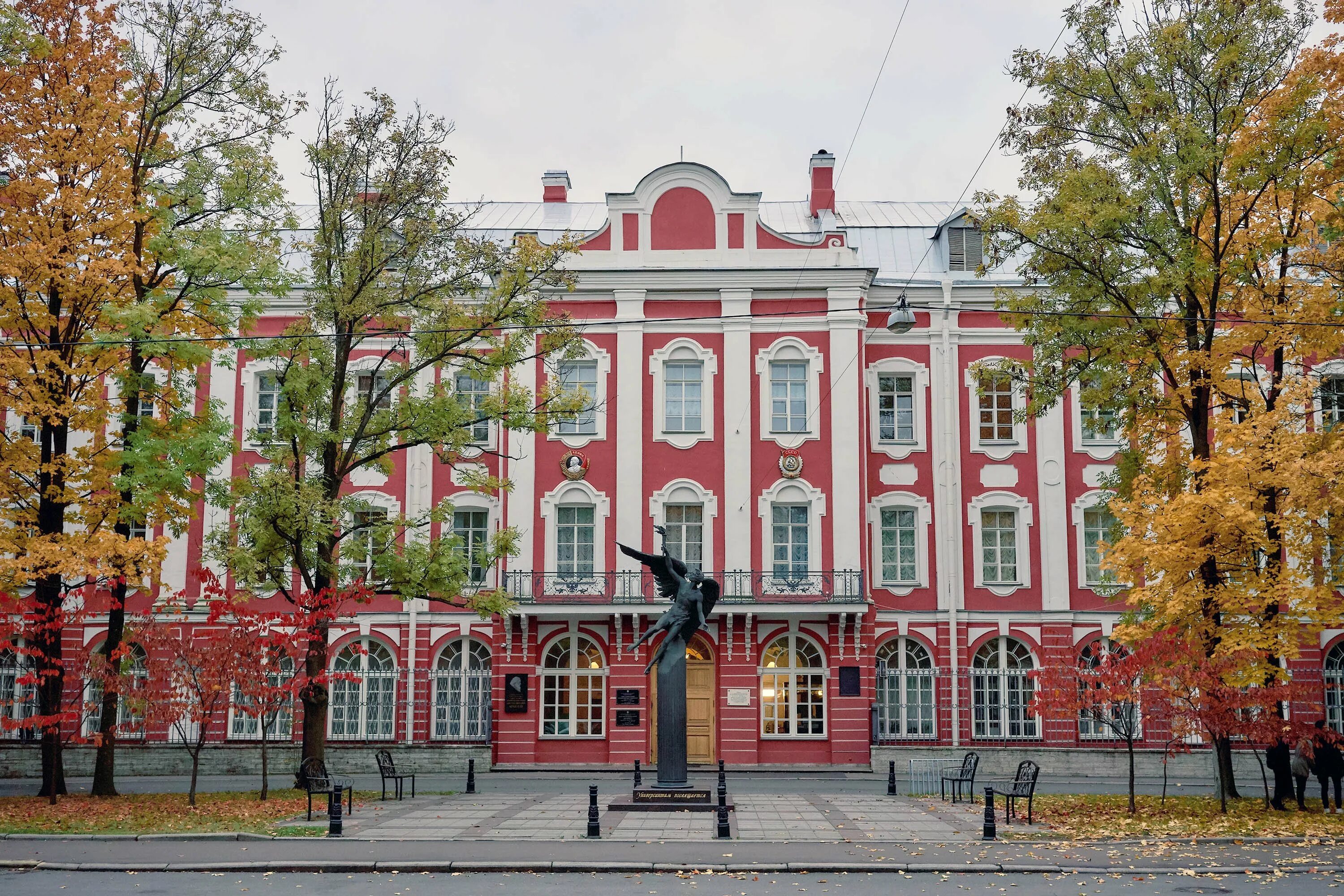 Санкт Петербургский университет. СПБГУ Санкт-Петербургский государственный. Здание университета СПБГУ. СПБГУ главный корпус.