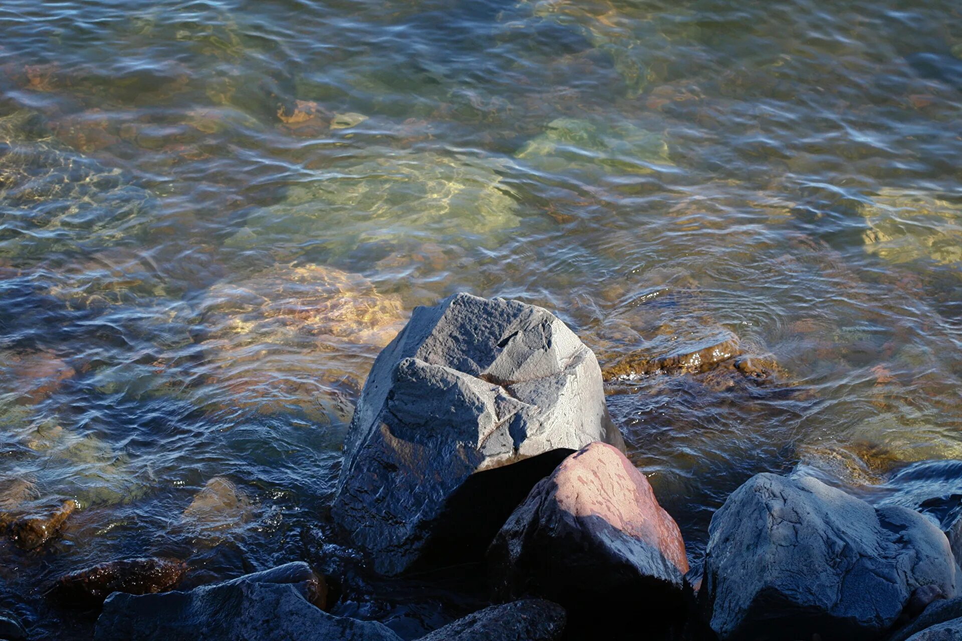 Купающиеся камни. Камни в воде. Валун в воде. Камни под водой. Речное дно.