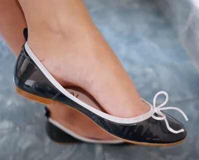 Giantess shoes 60 красивых фото.
