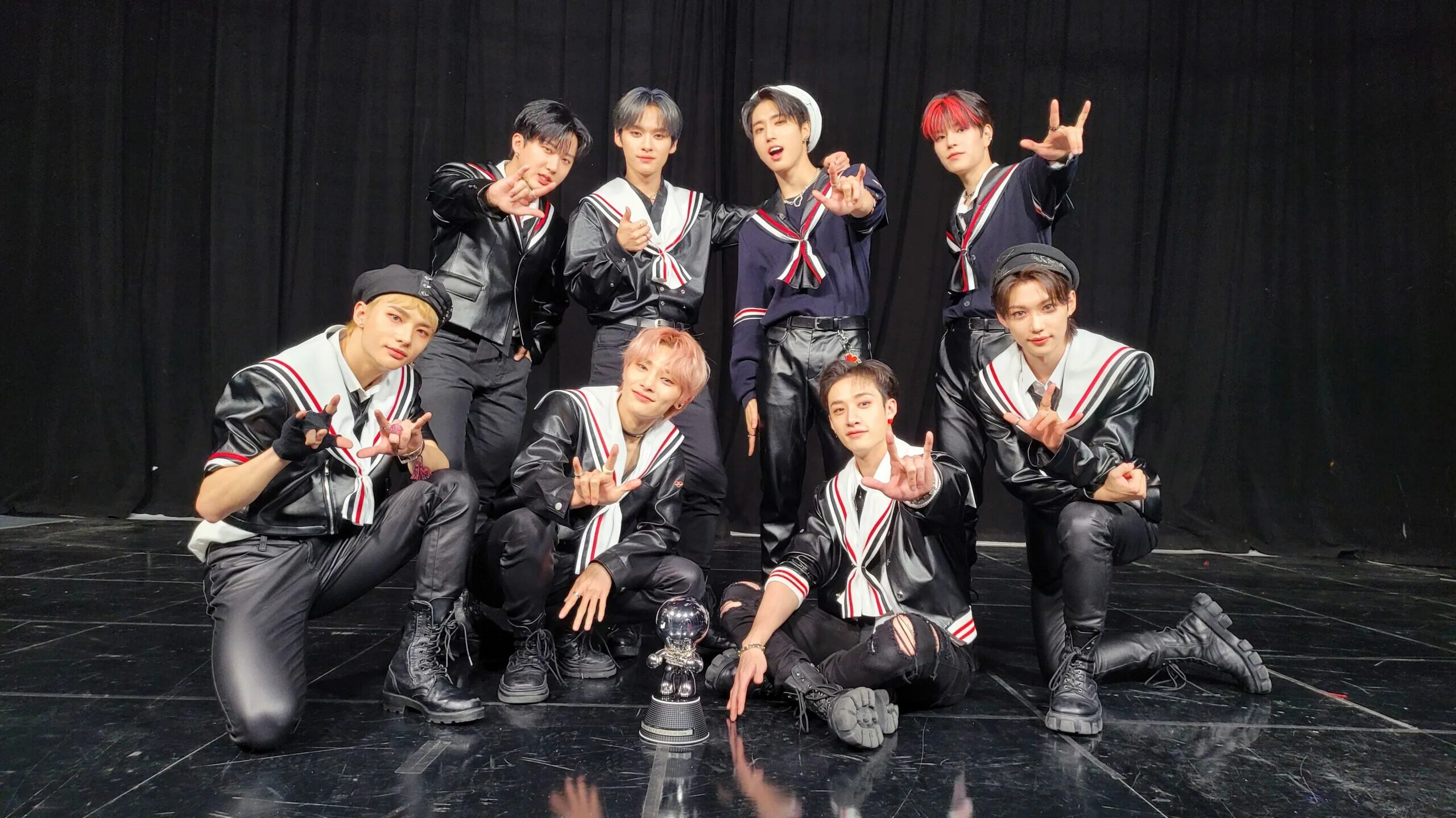 Stray kids дебют. Stray kids 2021. Группа stray kids no easy. Группа stray kids 2022. Группа stray kids 2020.