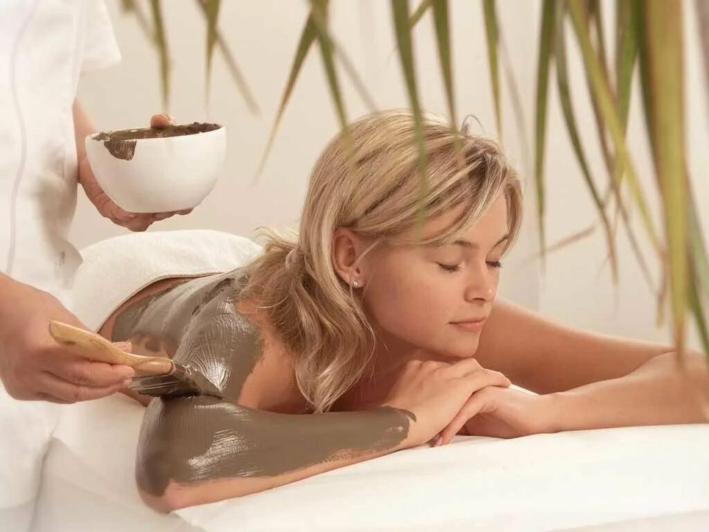 Обертывание грязью. Грязелечение спа. Грязевое обертывание для тела. Обертывание талассо бретань. Грязелечение спа.
