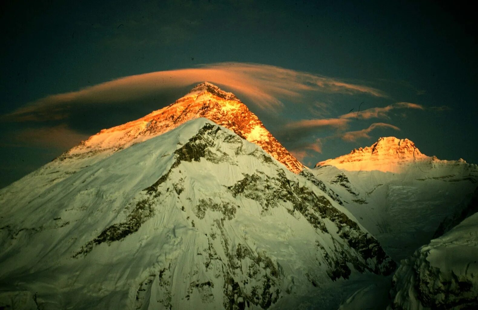 Гималаи Эверест Джомолунгма. Гора Эверест (Джомолунгма). Гималаи. Непал Горная вершина Джомолунгма (Эверест). Вулкан Эверест.