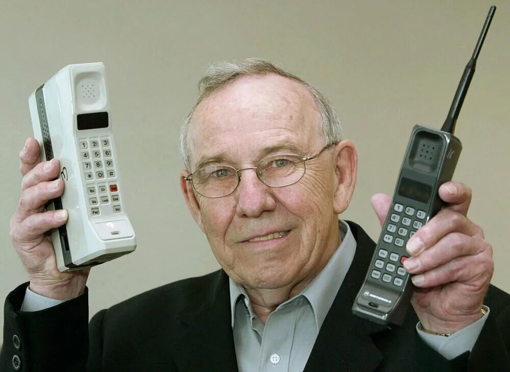 Антонов старый телефон. Motorola DYNATAC 8000x 1983 год. Моторола DYNATAC 8000x. Первый телефон Motorola DYNATAC 8000x. Первый радиотелефон Моторола 1946.