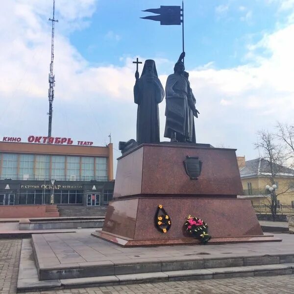 Памятник 22 июня старый оскол. Памятник воинской славы старый оскол. Старый памятник. Старый памятник. Памятник женщинам строителям железной дороги старый оскол ржава.