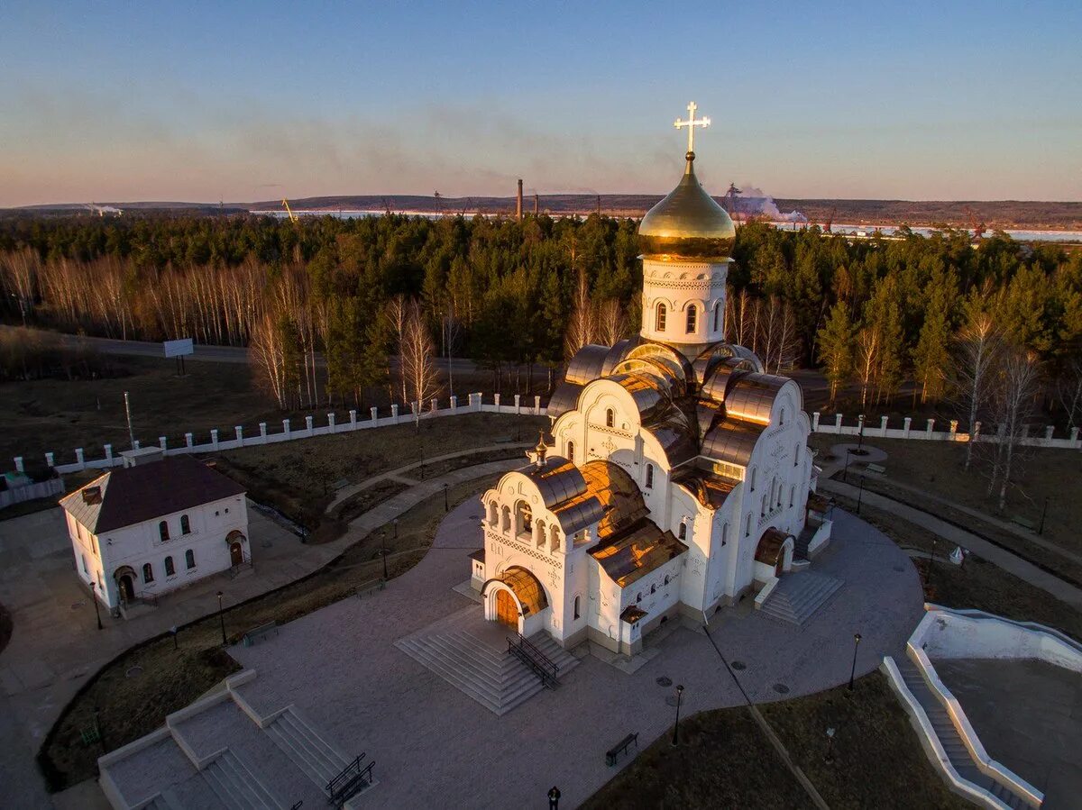 В красноярском крае храмы. Храм Андрея Первозванного Лесосибирск. Крестовоздвиженский храм в Лесосибирске. Храм Святого апостола Андрея Первозванного Лесосибирск.