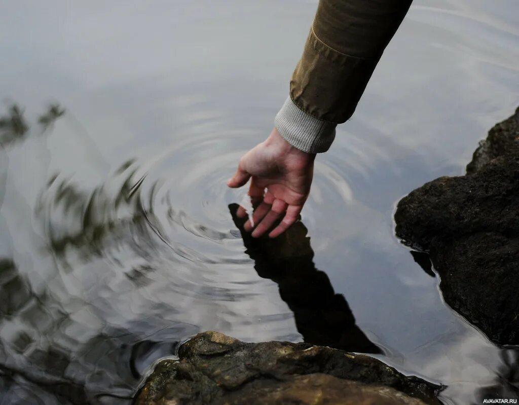 Рука касается воды. Вода в руках. Руки в воде Эстетика. Прикосновение к воде.