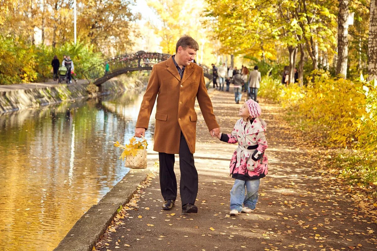 Прогулка в парке с детьми. Папа на прогулке с детьми. Прогулка осенью. Осенняя прогулка.