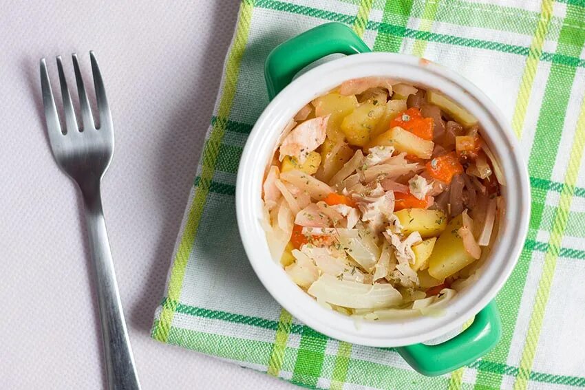 Капусту с филе. Капуста с куриным филе. тушеная капуста с куриным филе. тушеная капуста и куриное филе. тушёная капуста с филе курицы.