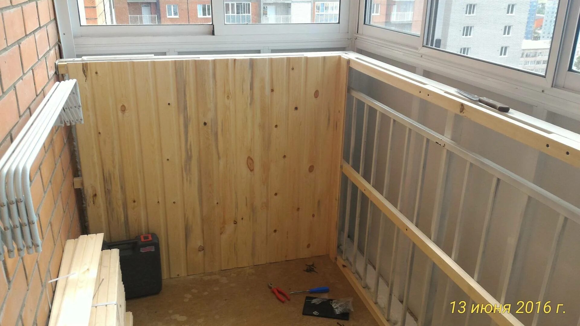 Provedal c640 раздвижки москитная сетка. Направляющие на балкон. Направляющие на балкон. Направляющие для раздвижных балконных окон. Направляющие на балконе.