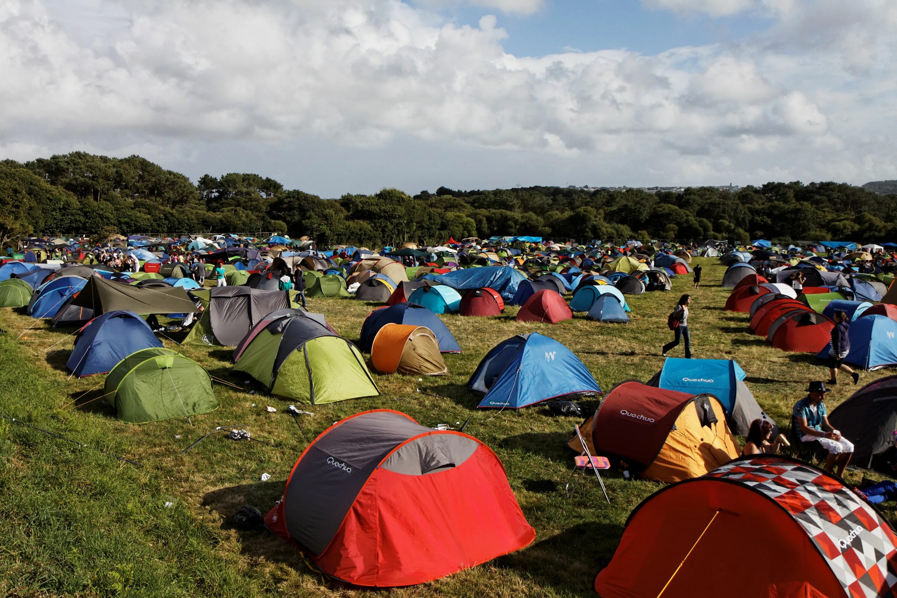 Camp go camping перевод. Палаточный кемпинг. Фестиваль с палатками. Палаточный лагерь для детей. Палаточный лагерь на фестивале.