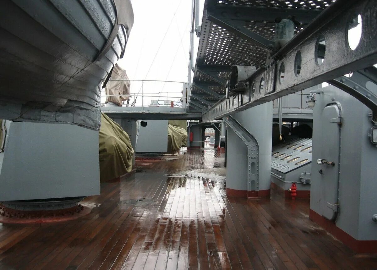 Верхняя палуба военного корабля