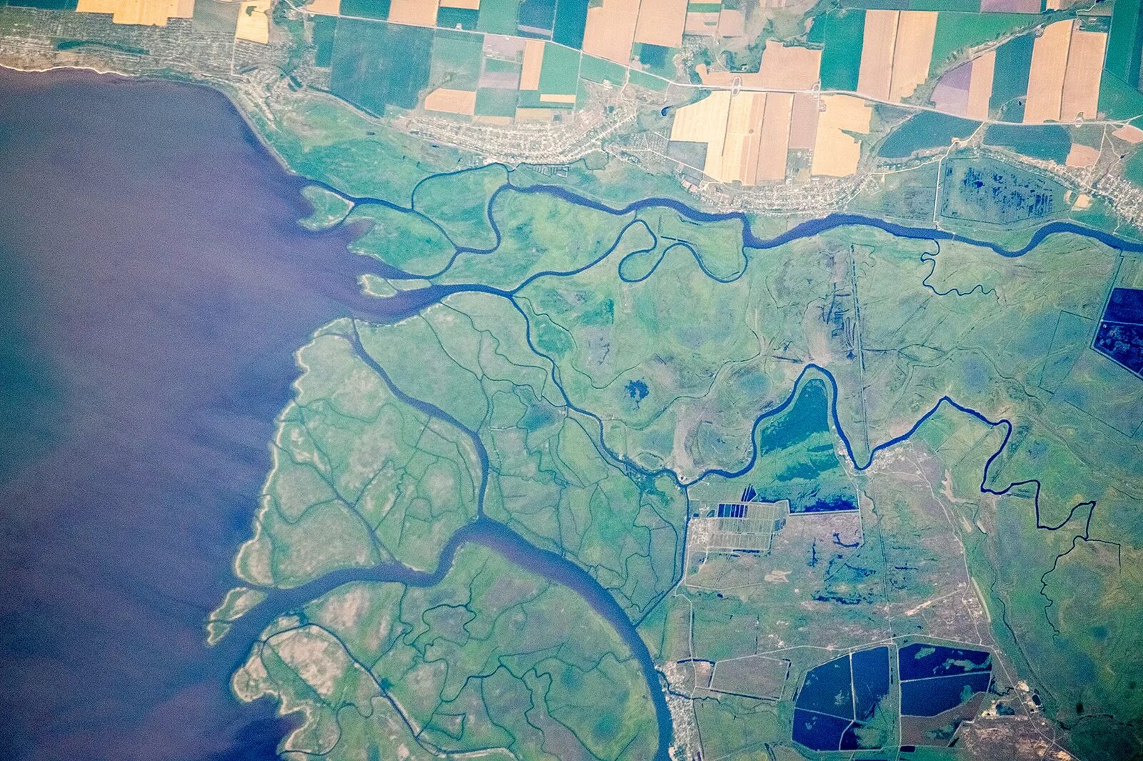 Ростов на дону со спутника. Вид ночного ростова из космоса. Дельта реки дон. Стадион арена со спутника. Дельта реки дон.