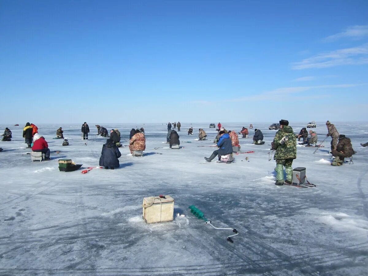 Верх-исетский пруд рыбалка зимой. Зимняя рыбалка в екатеринбурге. Зимняя рыбалка в екатеринбурге. Рыбалка на окуня в феврале. Рыбалка оз.