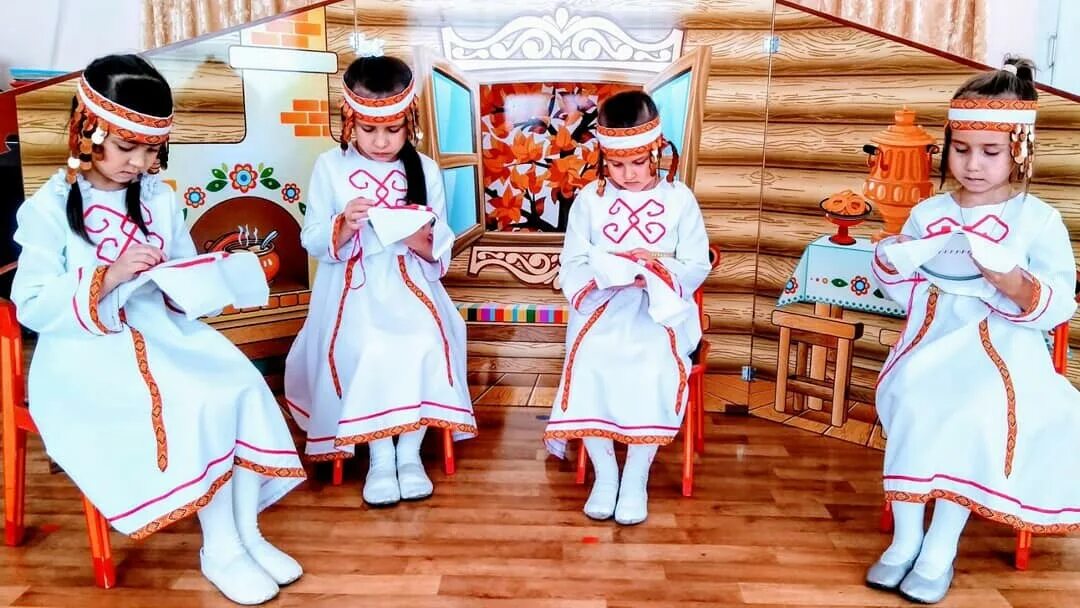 Марийцы мари эл национальный костюм. Земледелие пашенное у чувашей. Республика марий-эл марийцы куклы. Марийская вышивка марий эл. Труд чувашей.