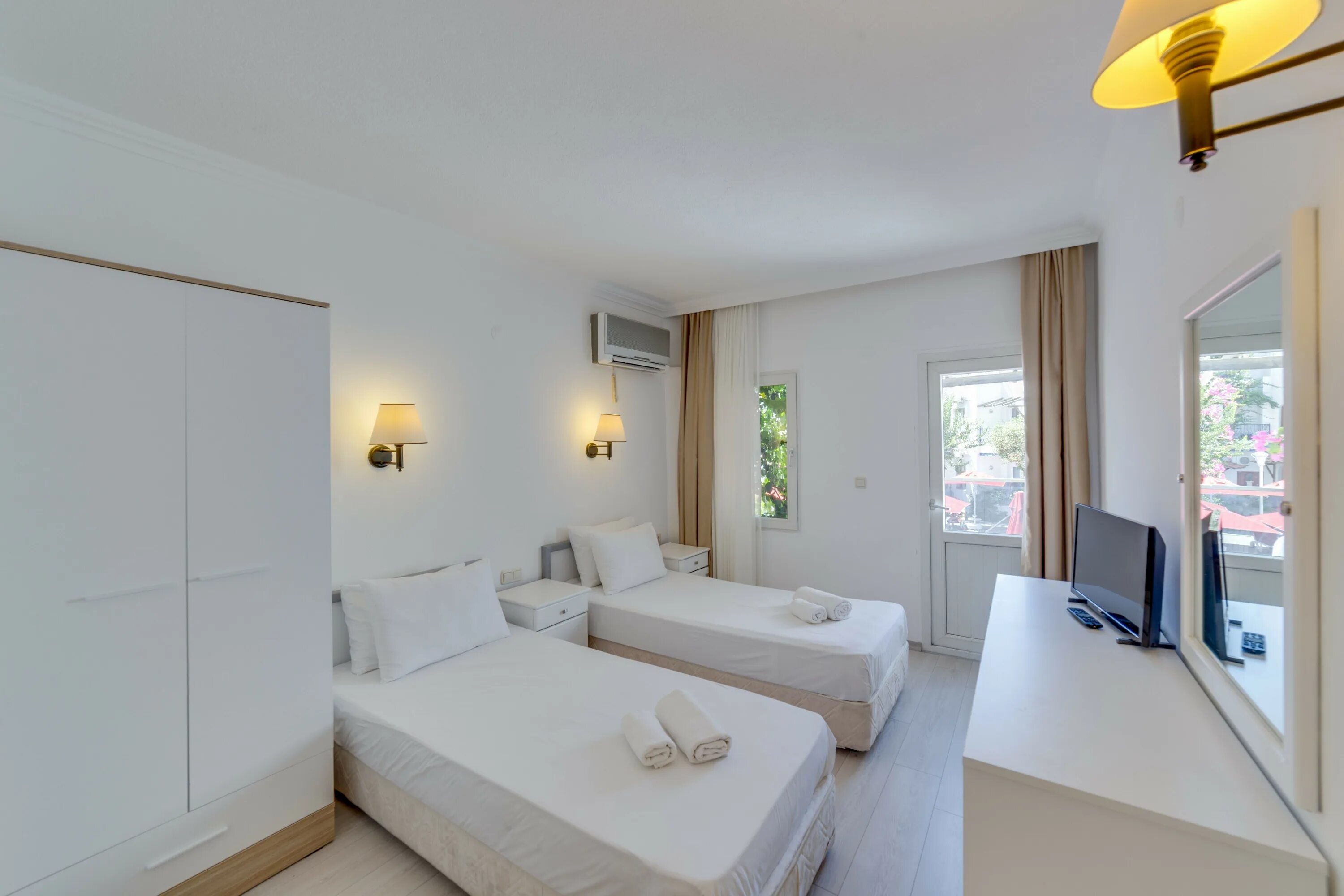 Отель the hello hotel. The hello hotel 3 бодрум. Отель the hello hotel. Merhaba hotel лого. Hotel sir gara de nord бухарест.