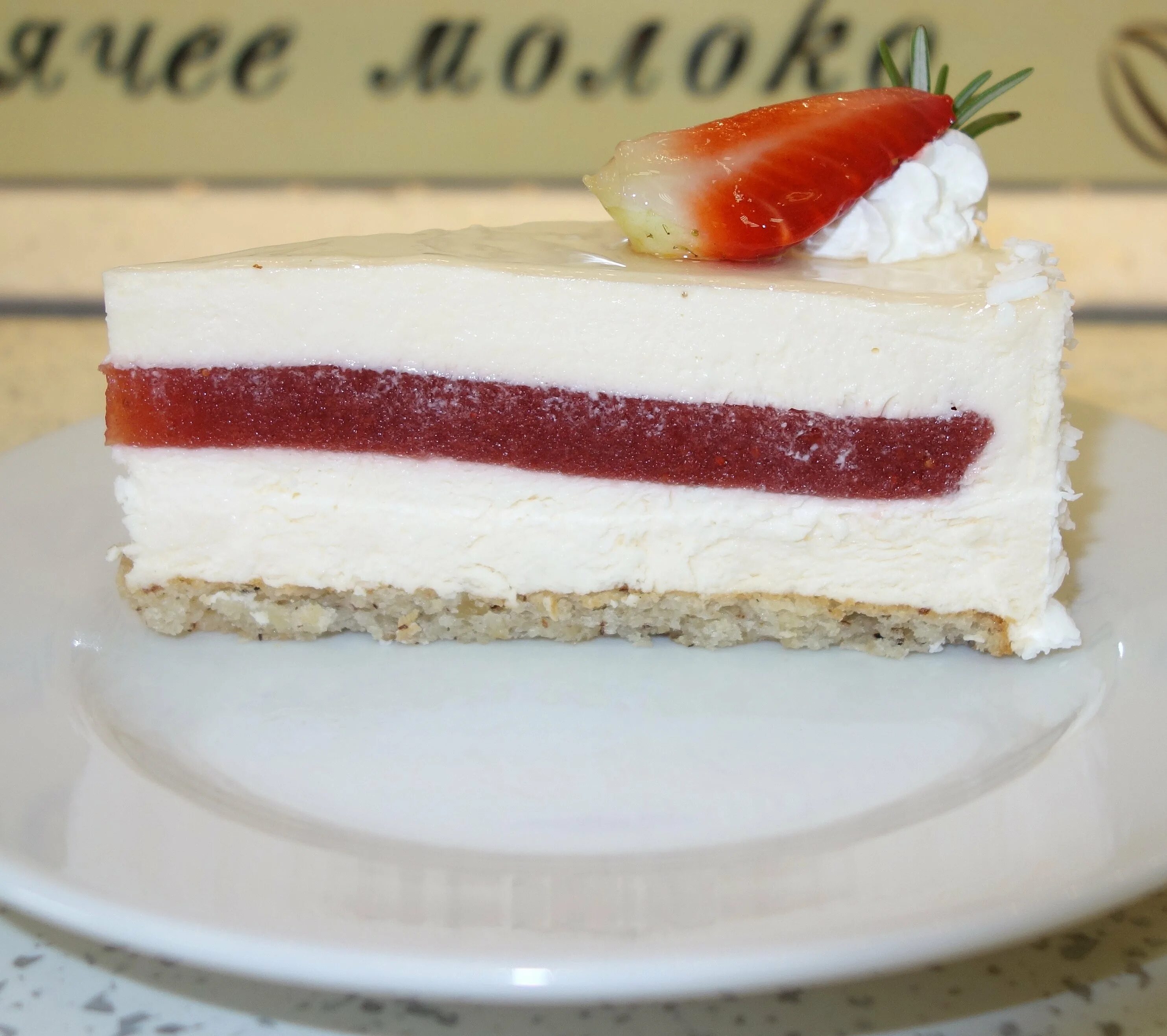 Творожно йогуртовый торт. Шоколадный торт внутри. Чизкейк сиреневый. Клубничное суфле для торта. Творожный бисквит.