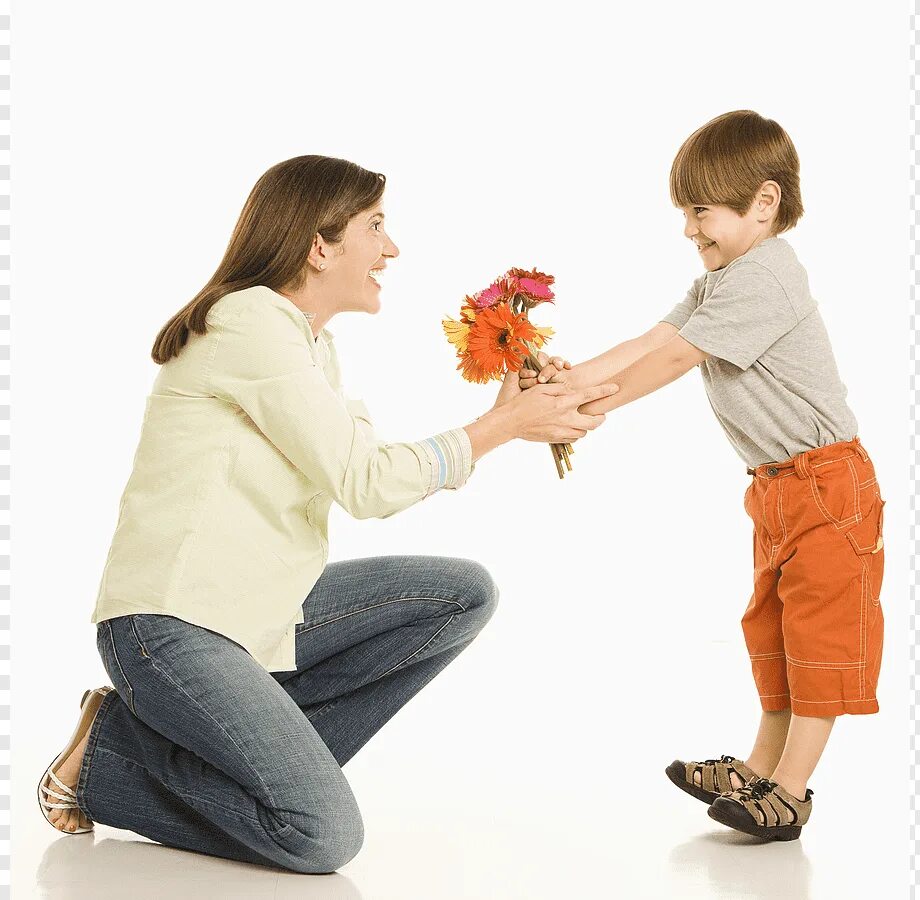 Поздравления детьми родителей видео. Мальчик дарит цветы маме. Ребенок дарит подарок маме. Ребенок дарит цветы маме. Мальчик дарит подарок маме.