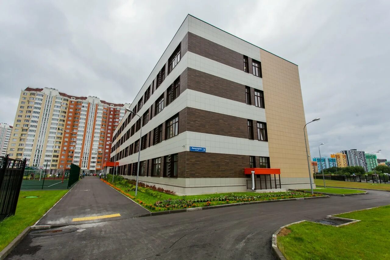 Новые школы в солнцево. Новая школа москва. Школа солнцево авиаторов. Школа 1542 солнцево корпус 2. Школа 1002 москва солнцево 3 корпус.