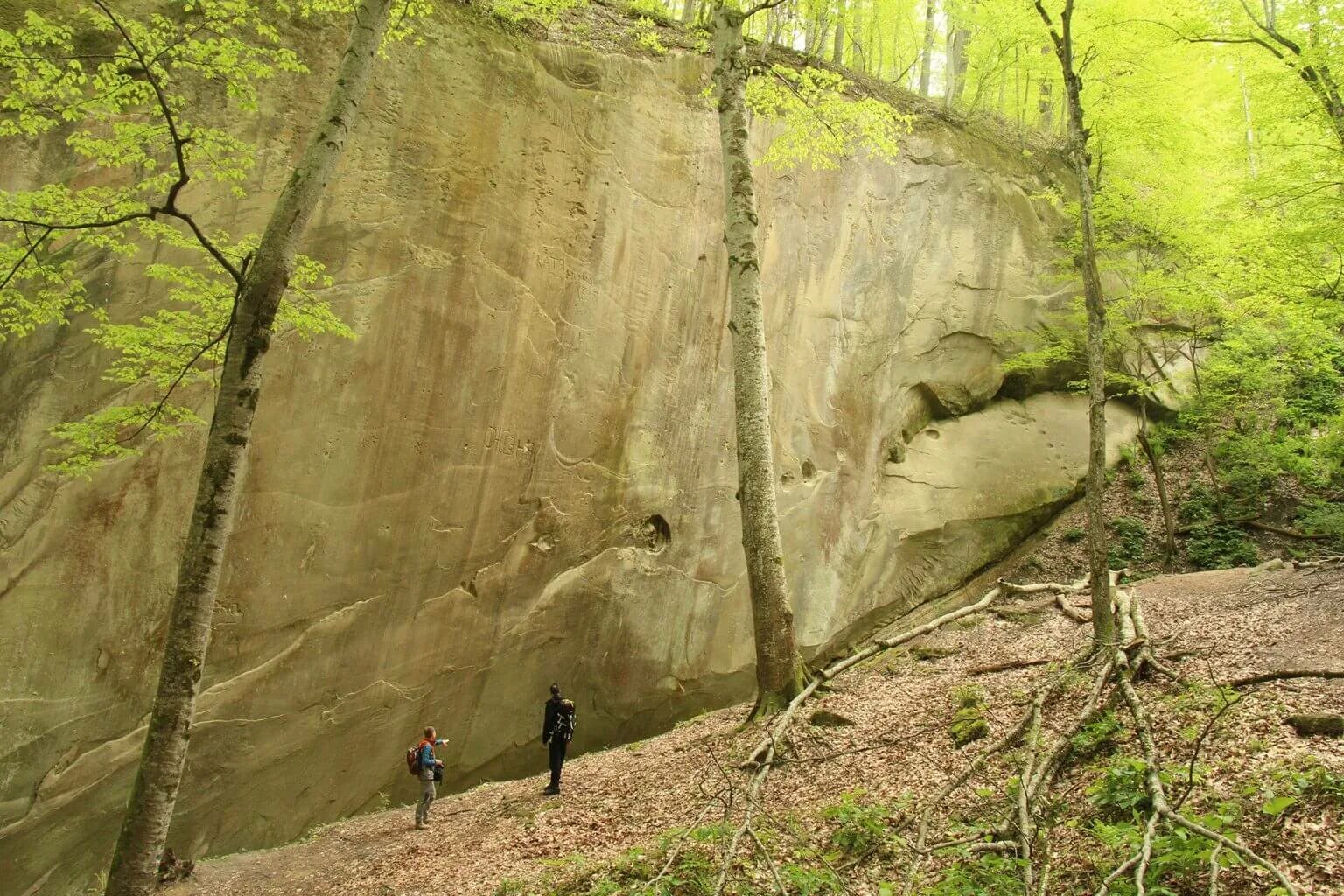 скала зеркало горячий ключ. зеркальная скала в горячем ключе. каменные зеркала горы кайлас. зеркальная скала горячий ключ краснодарский край. зеркальная гора.