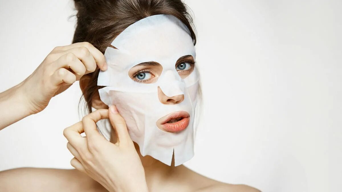 Тканевые маски для лица. Маска тканевая для лица косметическая. Маски для лица тканевые красивые. Девушка в тканевой маске.
