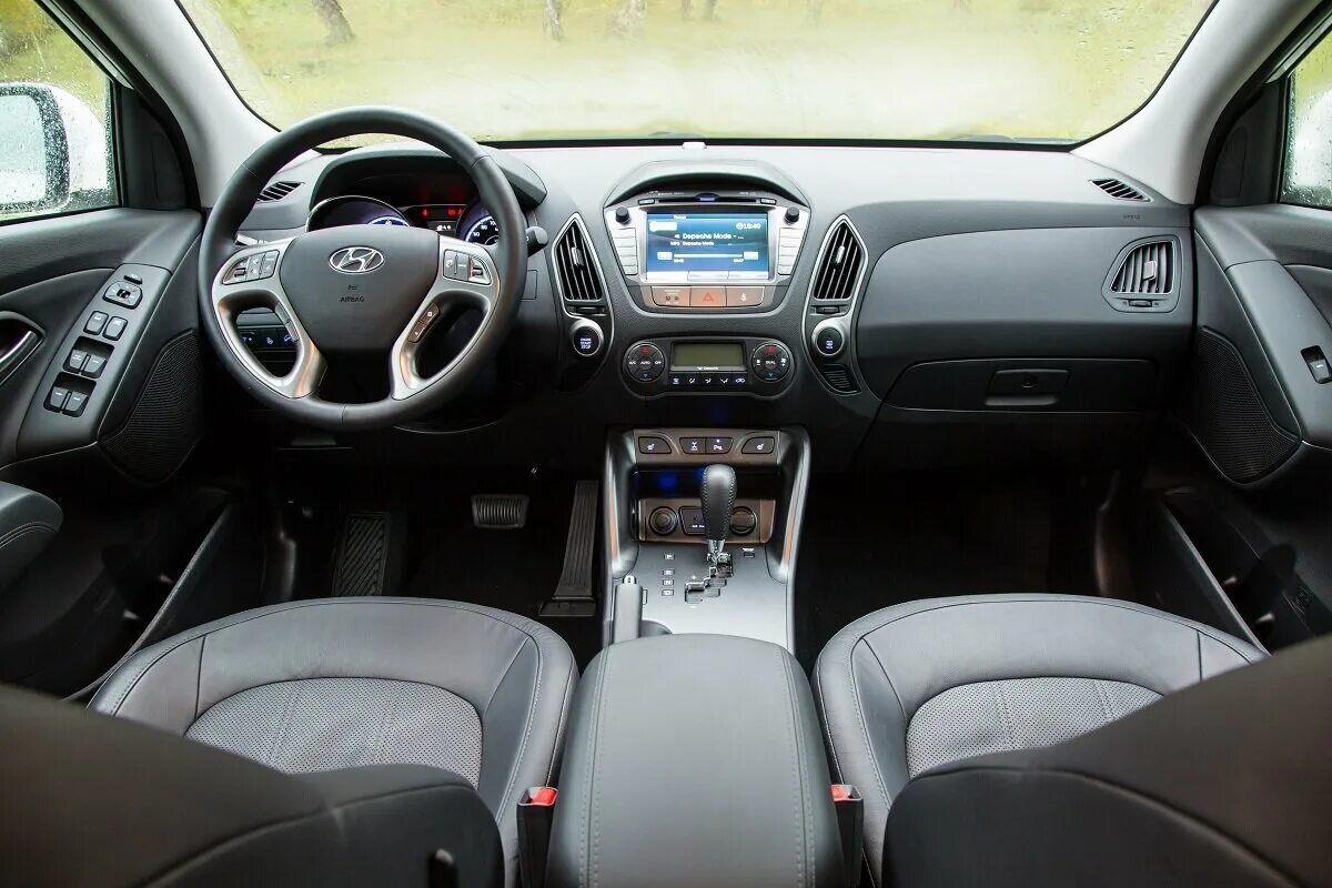 Кроссовер с акпп. Хендай ix35 салон. Hyundai ix35 2014 Interior. Hyundai Crossover ix35. Hyundai 35 ix35.