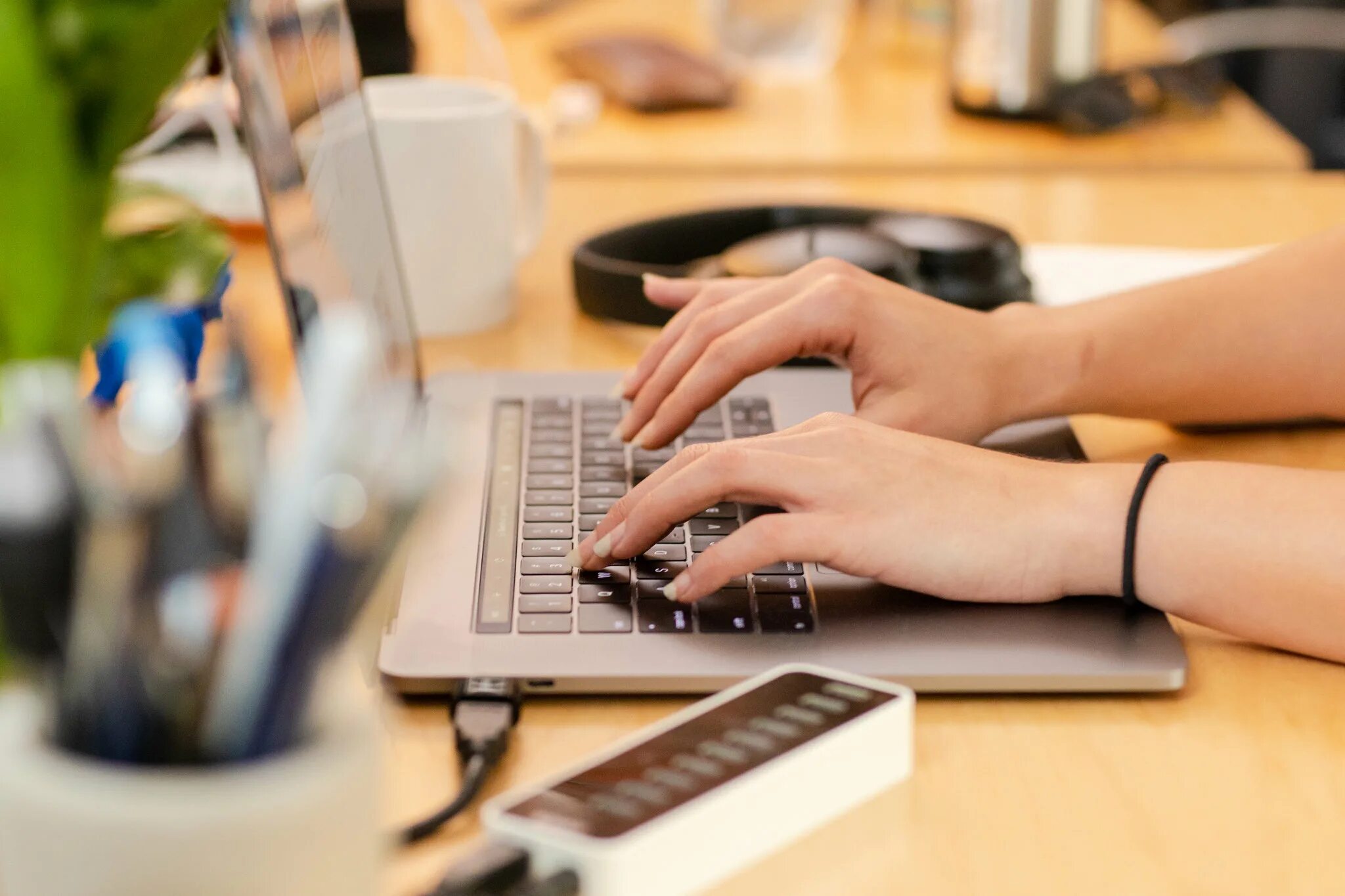 фрилансер. Work 360925. Work 360925. современная электроника гаджеты. стол для ноутбука.