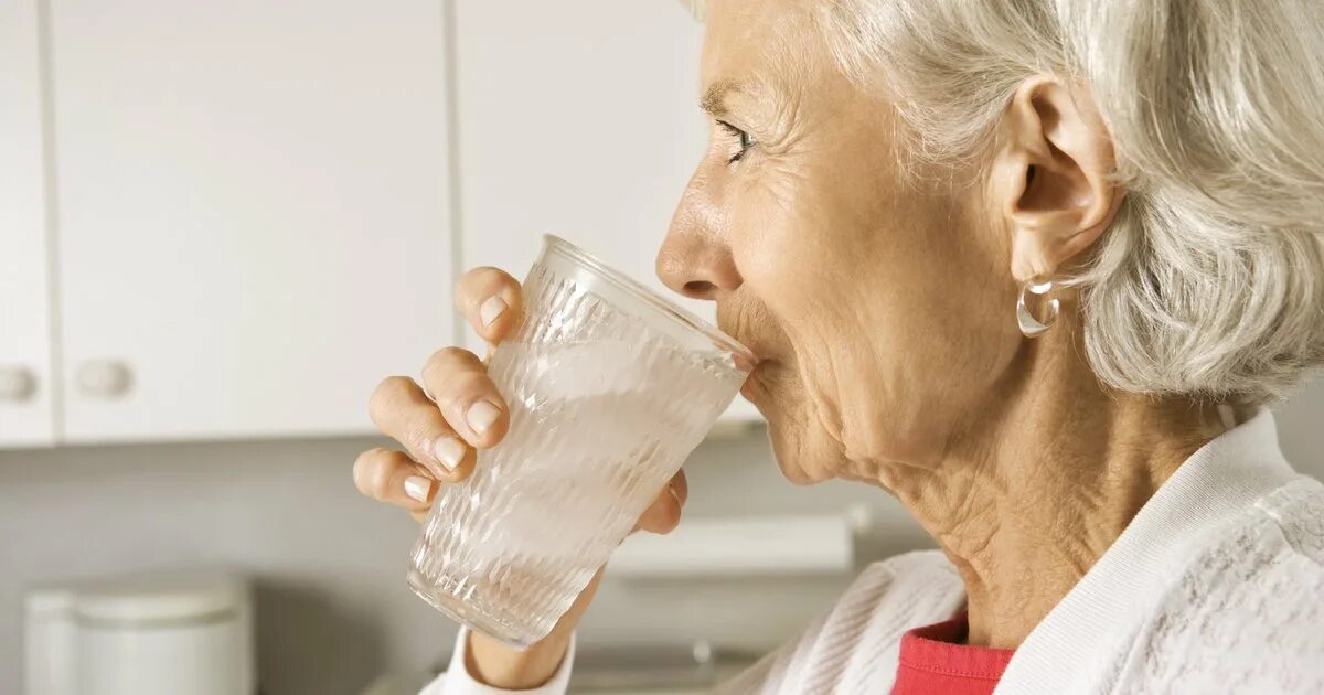 Вода в пожилом возрасте. Бабушка пьет воду. Питье у пожилых. Питьевой режим пожилых. Бросает в жар после 60