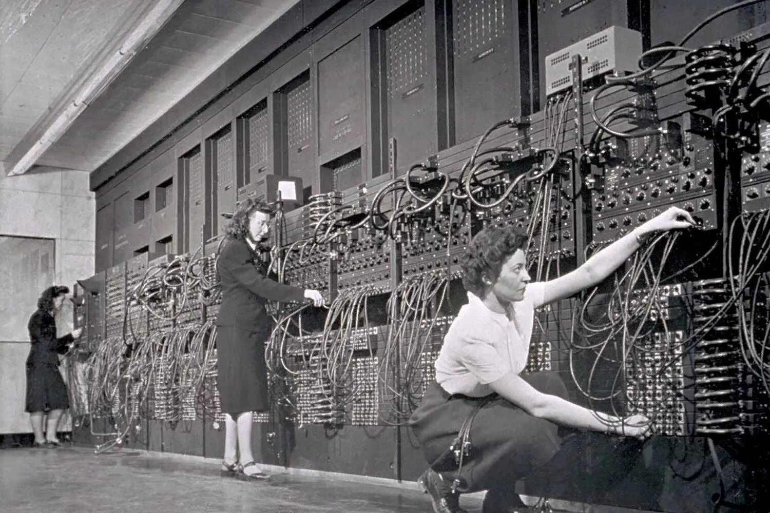 В каком году был разработан. Eniac 1946. Компьютер ЭНИАК 1946. Компьютер Eniac 1943. Первая ЭВМ Eniac.