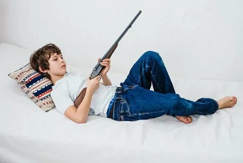 Женщина играющая мальчиков