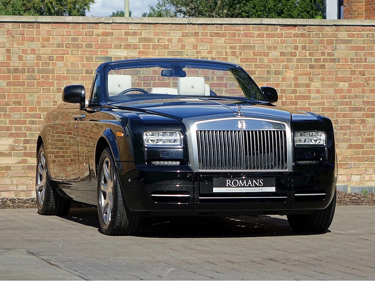 Песня черный ролс ролс. Rolls Royce Phantom Drophead. Rolls Royce Фантом Drophead. Rolls Royce Phantom Drophead 2021. Rolls Royce Phantom 2014.