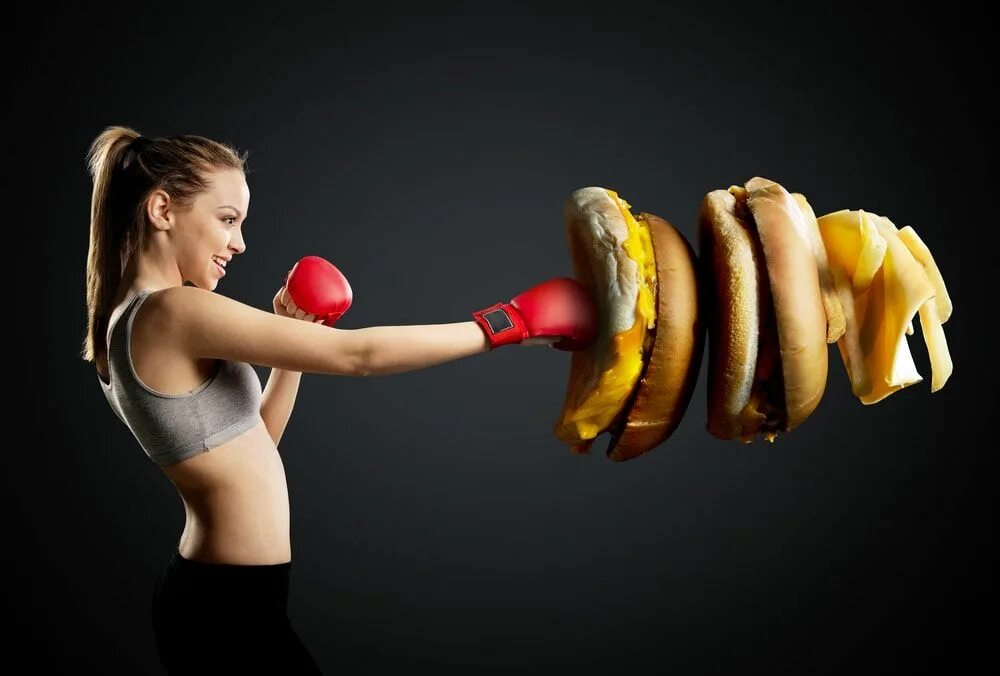 Еда которая бегает. Девушка и фитнес. спорт и еда. спортсменка с едой. креативный фитнес.