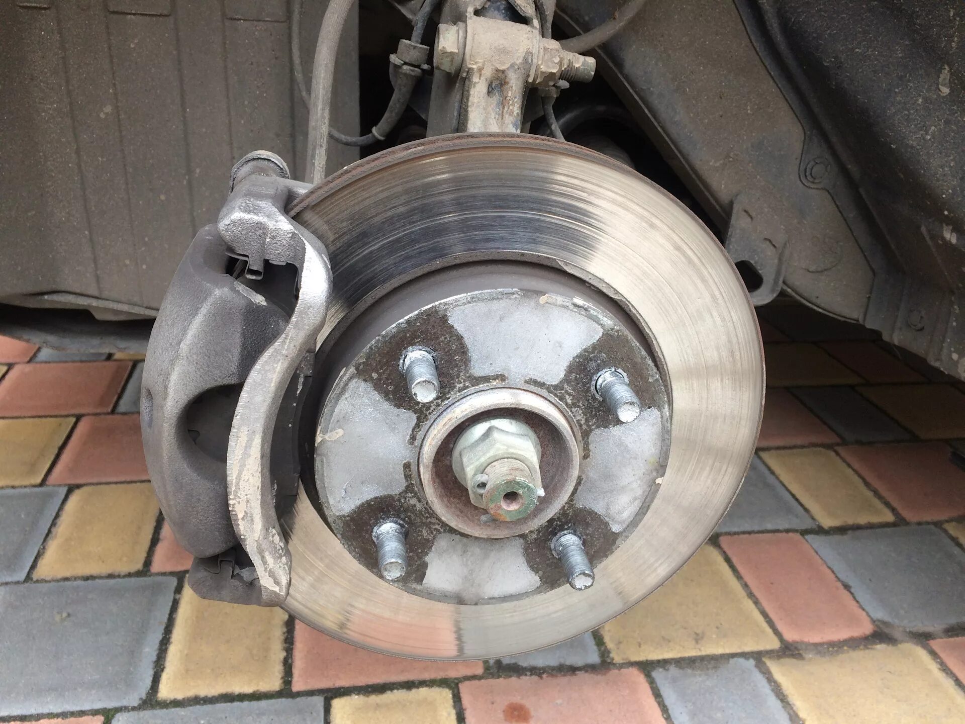 Задние тормозные диски ниссан тиида 1. Тормозной суппорт ниссан тиида. Тормозные тиида. Задние тормоза ниссан тиида. Задний тормозной диск ниссан тиида.