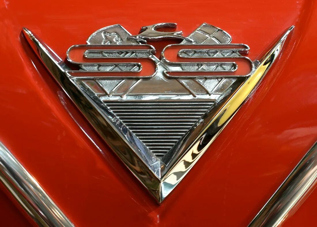 Знак красный автомобиль. Значок Шевроле Импала СС. Chevrolet Emblem. Понтиак знак на машине. Марка машины по эмблеме с крыльями.