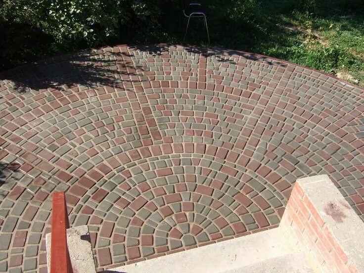 Площадка выложено квадратными плитками