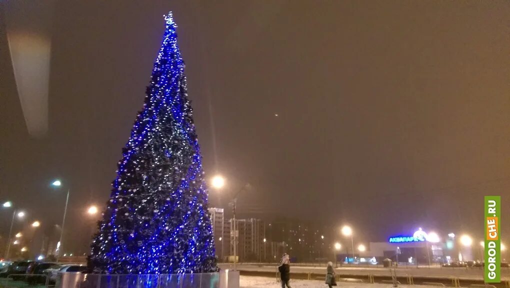 Великие луки новогодняя елка. Елки череповец. Елки череповец. Елка в череповце на площади химиков череповец. Елки череповец.