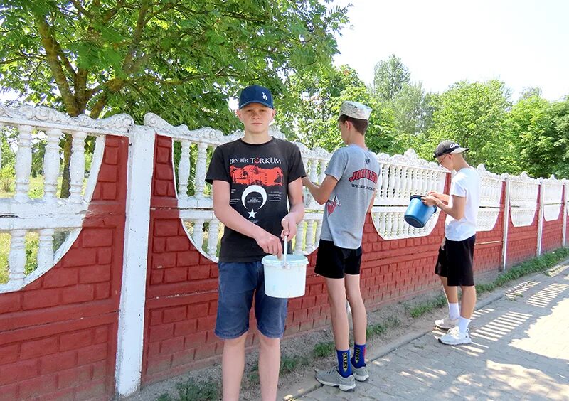 Лагерь труда и отдыха при школе. Летний лагерь. трудовой лагерь. лагерь романтика. труд школьников на участке.