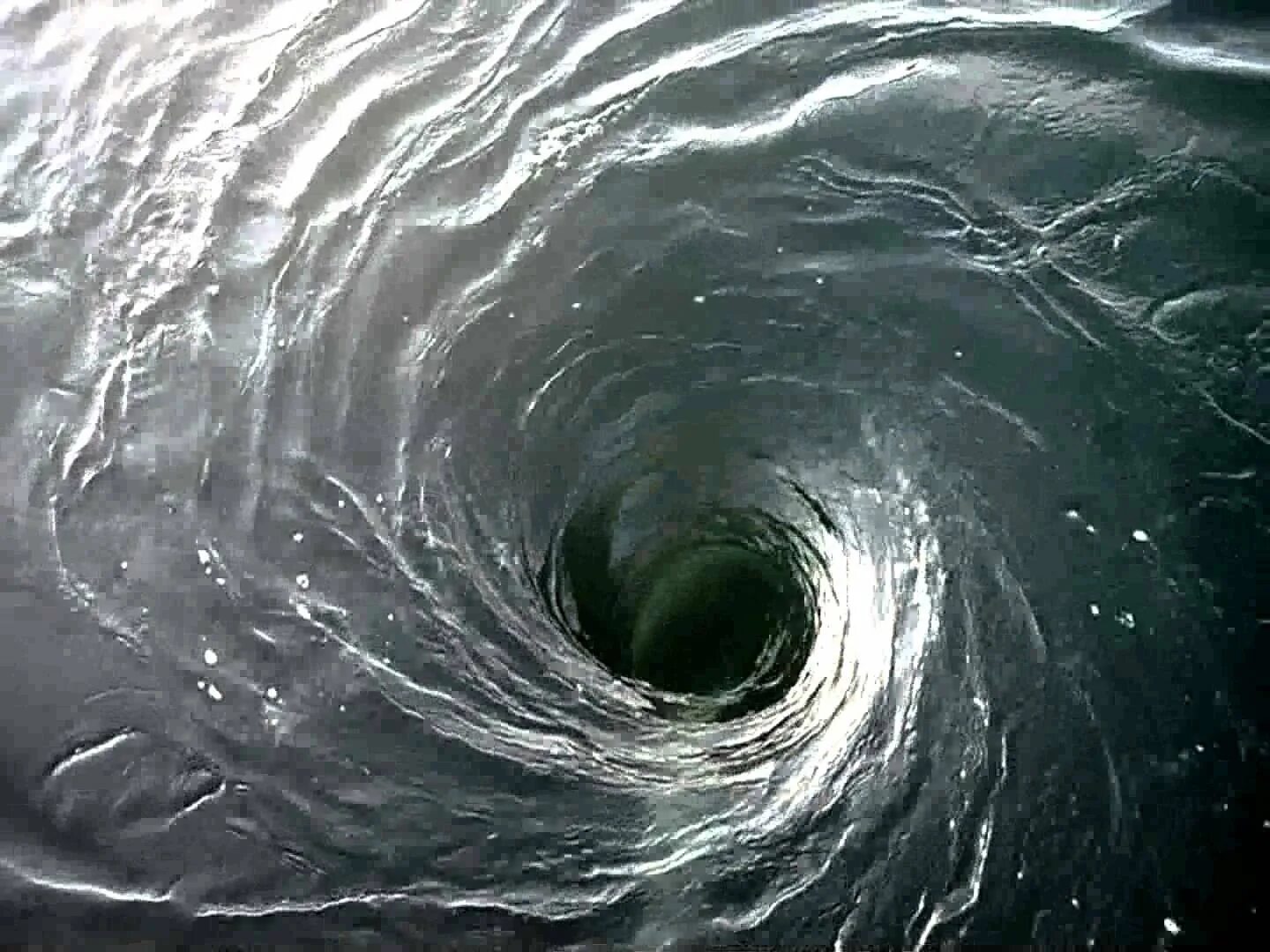 Воронка в воде. Водоворот голополосов. милютин водоворот. галапагосский водоворот. водяная воронка торнадо.