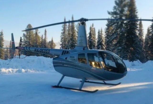 Вертолет Robinson в зимним лесу. Фото вертолета Робинсон белого зимой. Шерегеш вертолет цены.