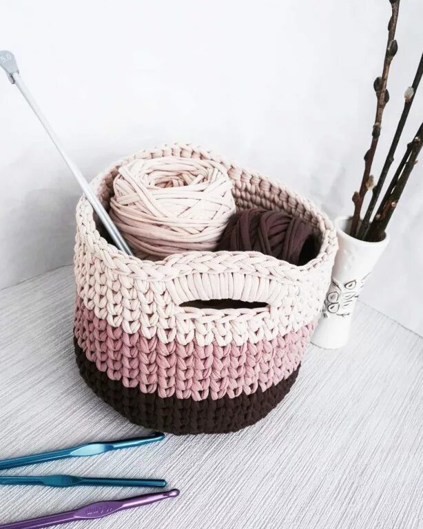 Корзинки из ниток. Корзины из трикотажной пряжи. вязаные корзинки. корзинка из пряжи. вязаные корзины в интерьере.