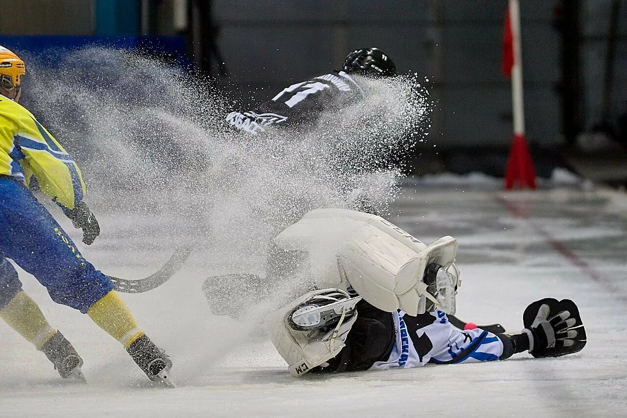 Bandy хоккей с мячом. Хоккей с мячом Чемпионат России 2021-2022 Суперлига. Хоккей с мячом на льду. Русское бенди хоккей с мячом