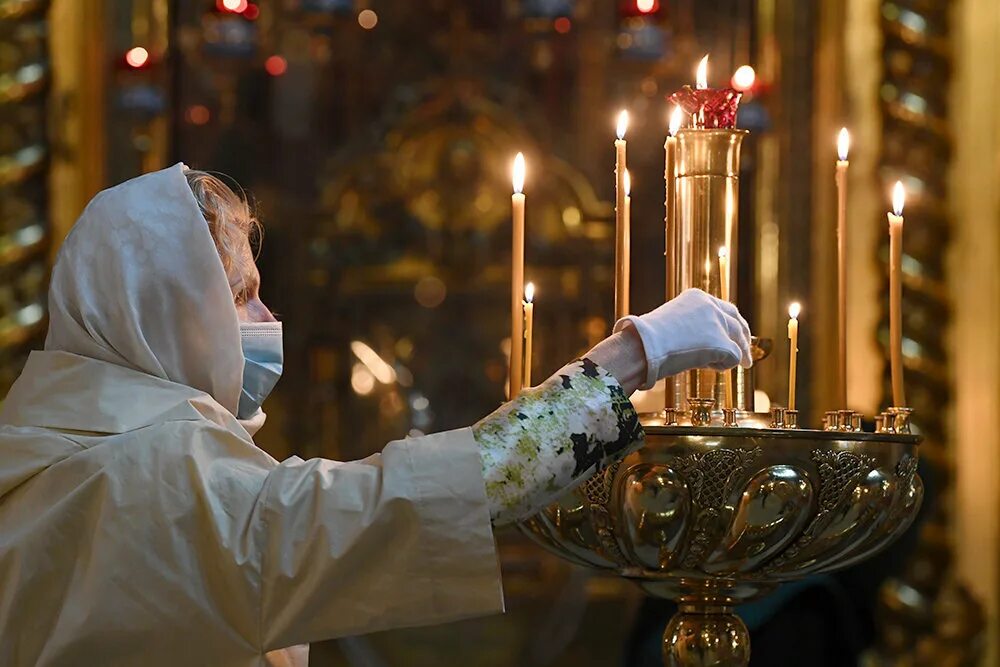 14 апреля церковный. Рождество в храме. Рождественское богослужение. Служба в церкви на Рождество. Люди в церкви на Рождество.