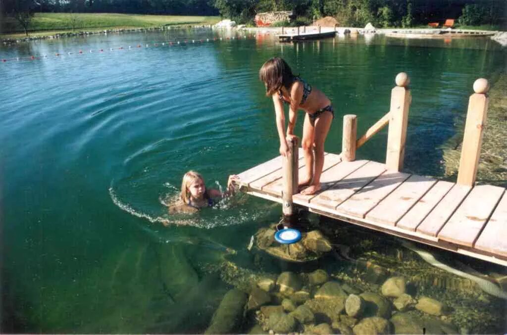 Купание в водоемах. Купание в озере. Купаемся на речке. Открытые водоемы.