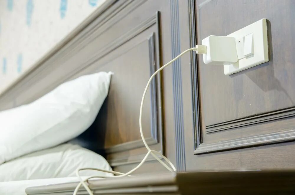 Зарядник для телефона в розетке. Розетки в больнице. Вредно ли оставлять телефон на зарядке на ночь. Как поставить телефон на зарядку на весу. Мифы о зарядке.