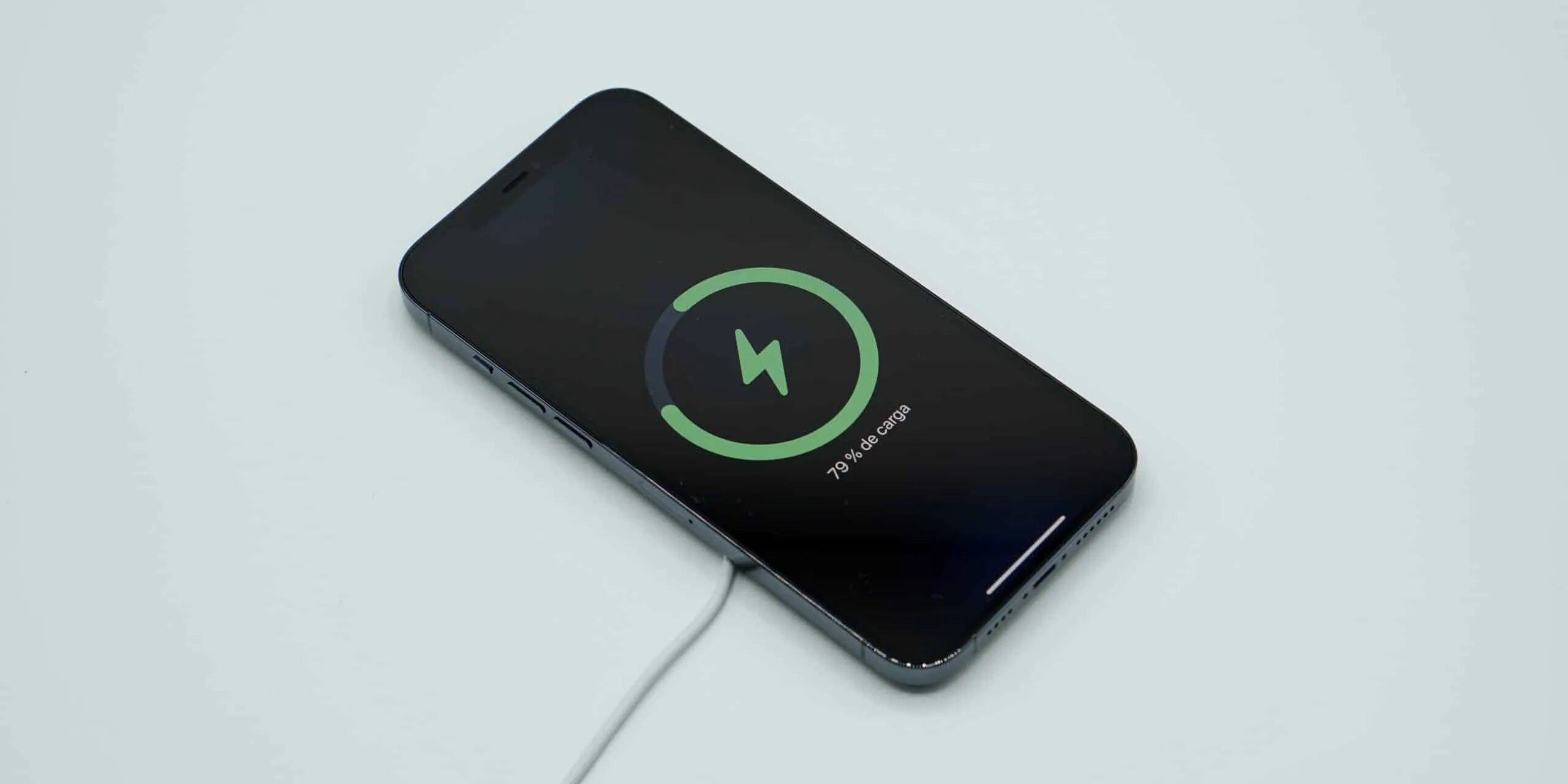 Беспроводная зарядка iphone mini. Wireless Charger iphone 13. Iphone 13 зарядка. Iphone 13 Midnight 128gb беспроводная зарядка. Айфон 13 на беспроводной зарядке.